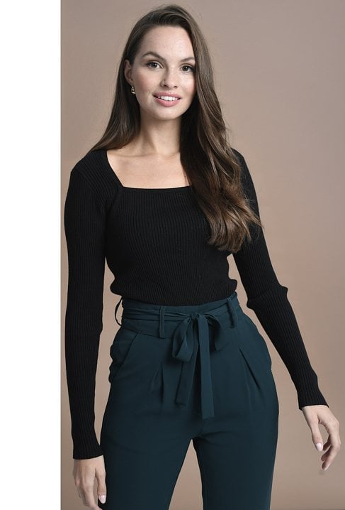 Czarny prążkowany dopasowany sweter