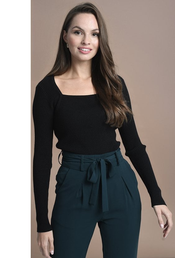 Czarny prążkowany dopasowany sweter