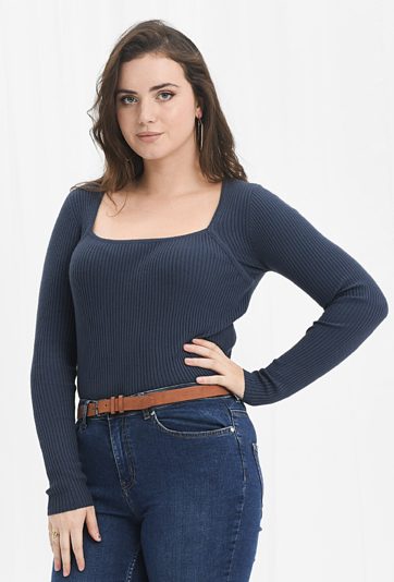 Niebieski prążkowany dopasowany sweter