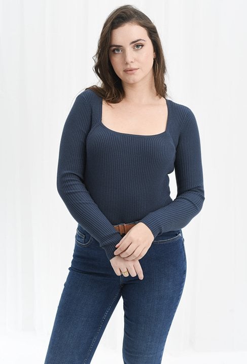 Niebieski prążkowany dopasowany sweter