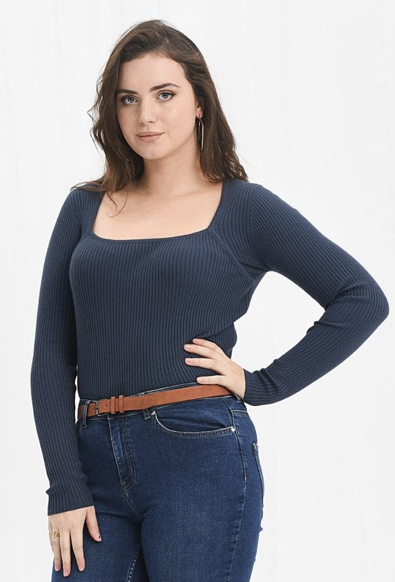 Niebieski prążkowany dopasowany sweter