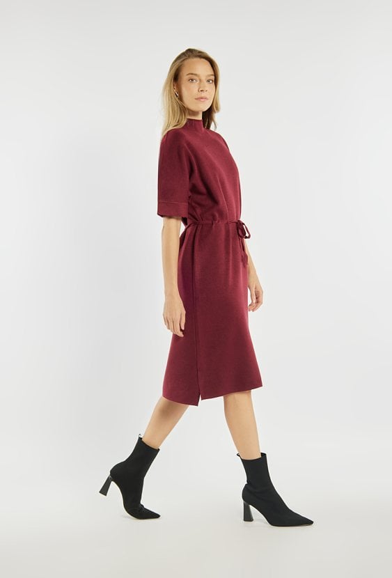 Dzianinowa sukienka z wiązaniem