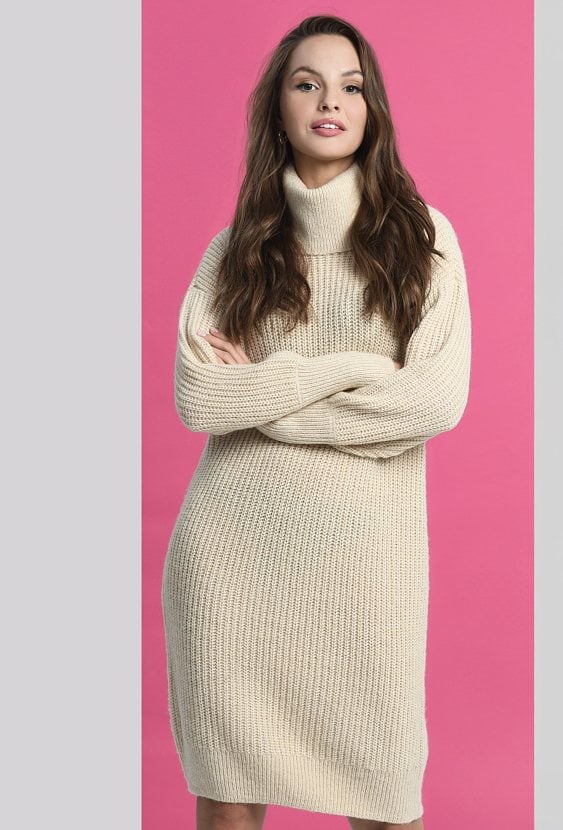 Beżowa swetrowa sukienka z golfem