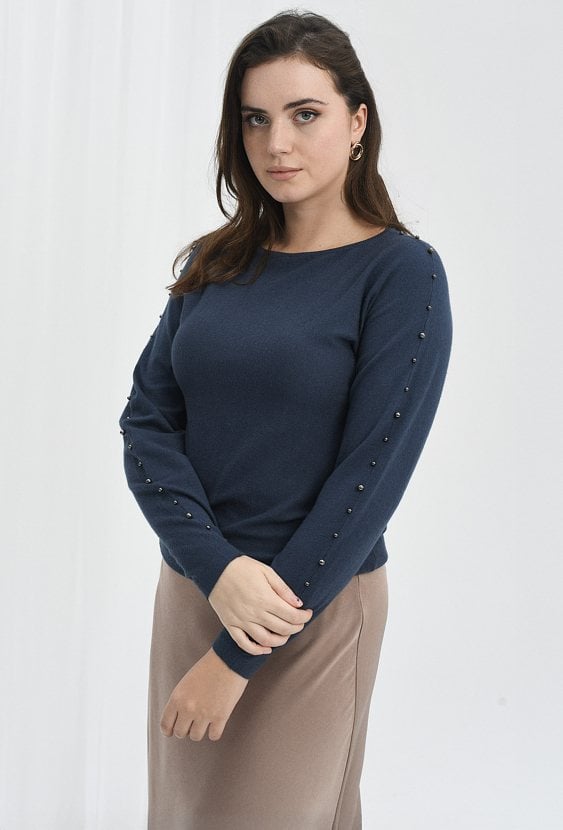 Sweter z perłami na rękawie