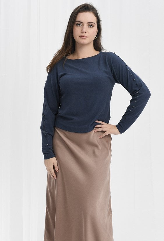 Sweter z perłami na rękawie