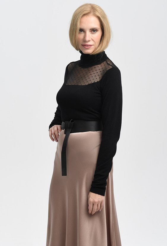 Golf z ozdobną siateczką na dekolcie