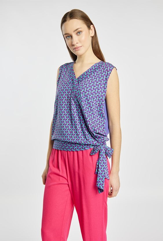 Bluzka o kopertowym kroju