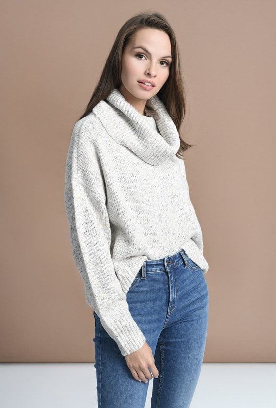 Beżowy  golf z kolorową włóczką