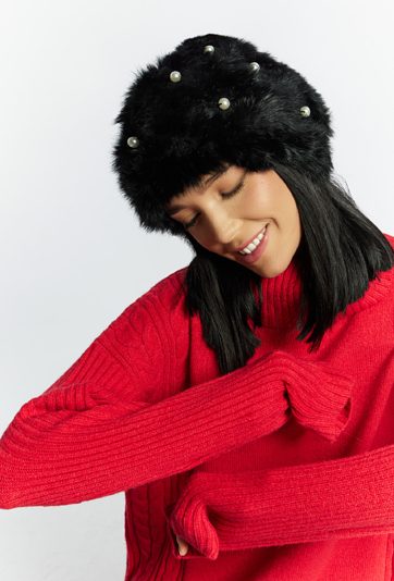 Czapka damska z koralikami