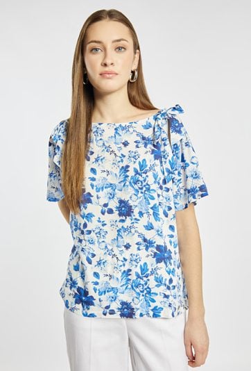 Bluzka niebieskim kwiatowym wzorem