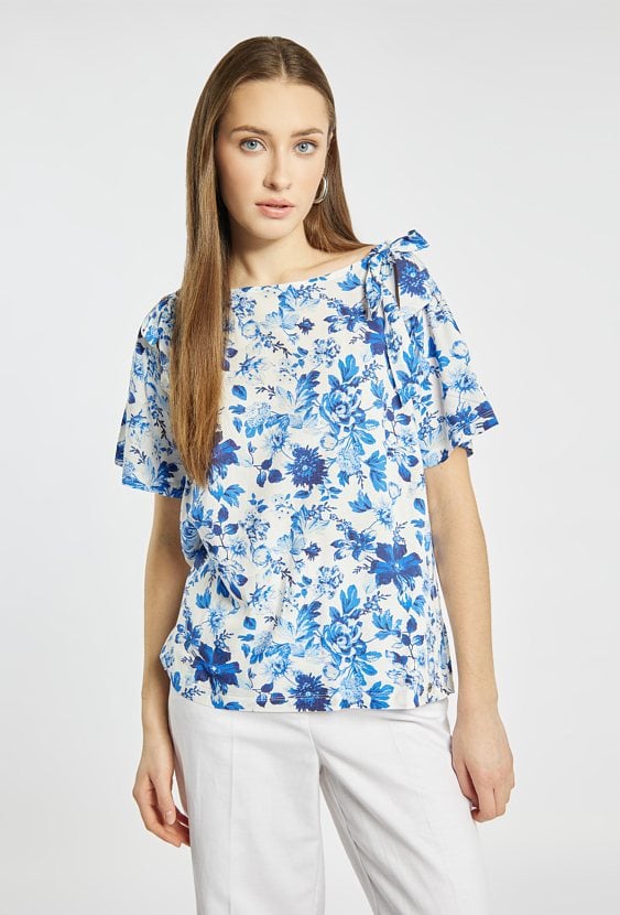 Bluzka niebieskim kwiatowym wzorem