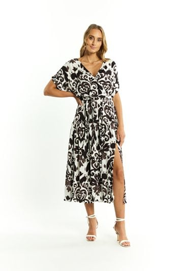 Wzorzysta sukienka z wiązaniem