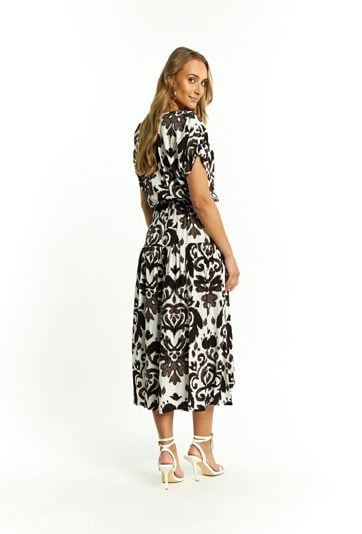 Wzorzysta sukienka z wiązaniem