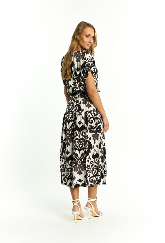 Wzorzysta sukienka z wiązaniem