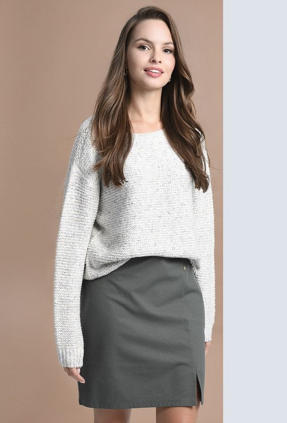 Jasny sweter z kolorową włóczką