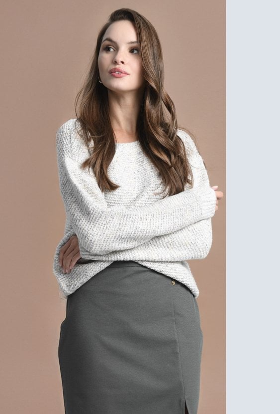 Jasny sweter z kolorową włóczką