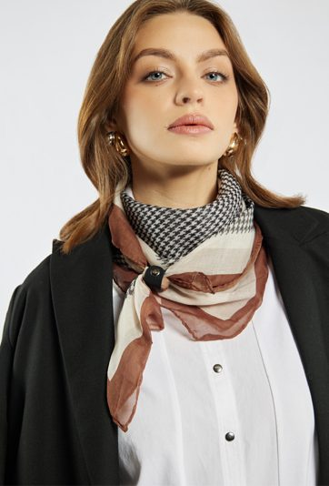 Stylowa chusta z zapięciem