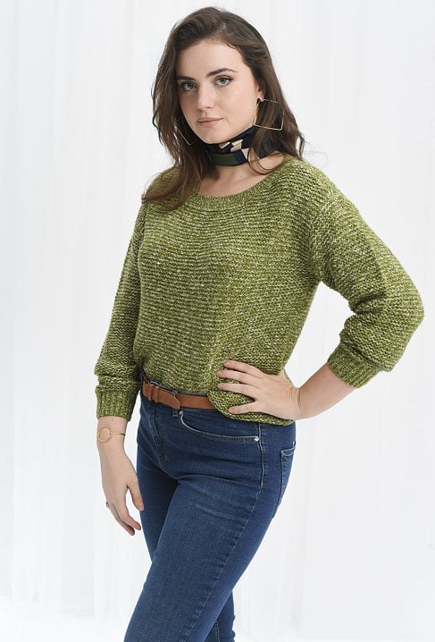 Zielony sweter z kolorową włóczką