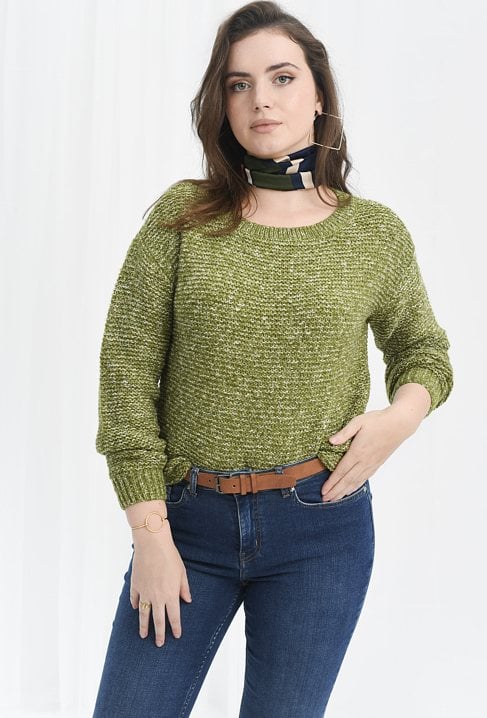 Zielony sweter z kolorową włóczką