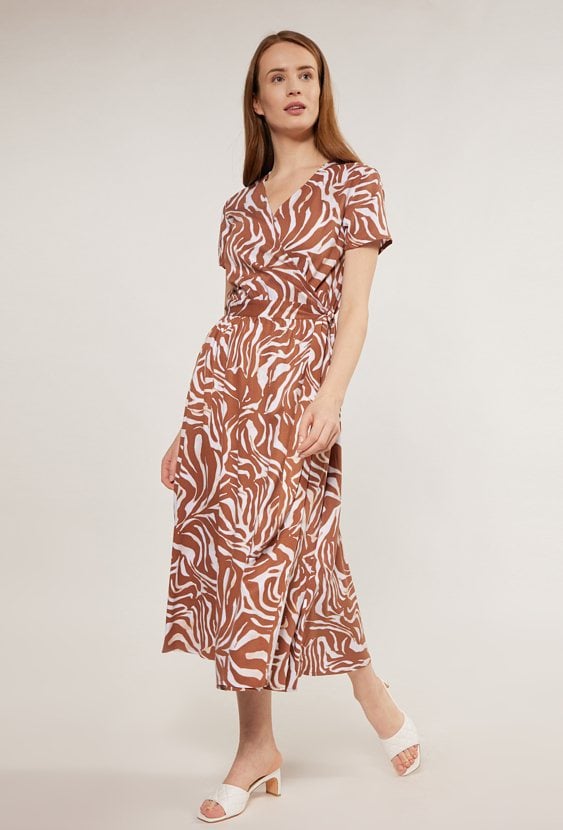 Wzorzysta sukienka o kopertowym kroju