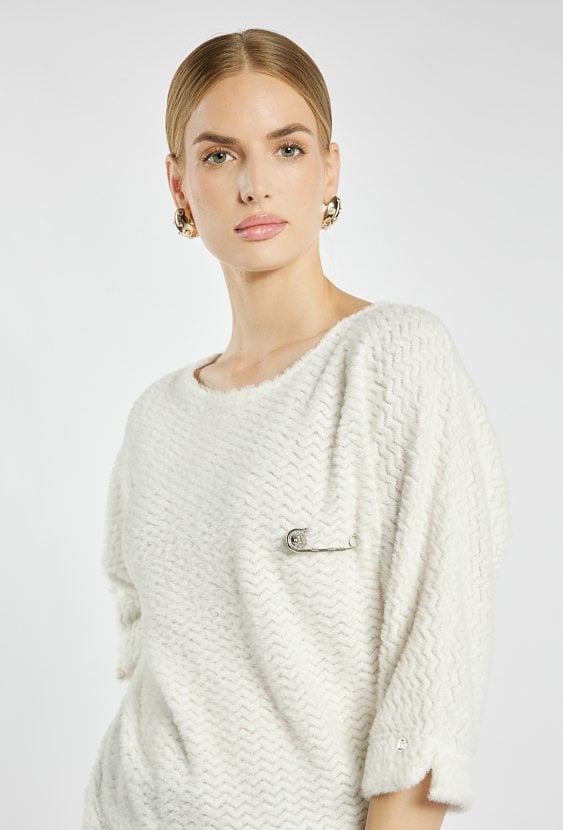 Sweter z ozdobną agrafką