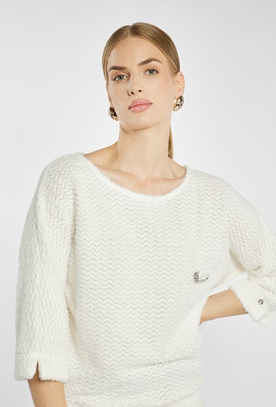 Sweter z ozdobną agrafką