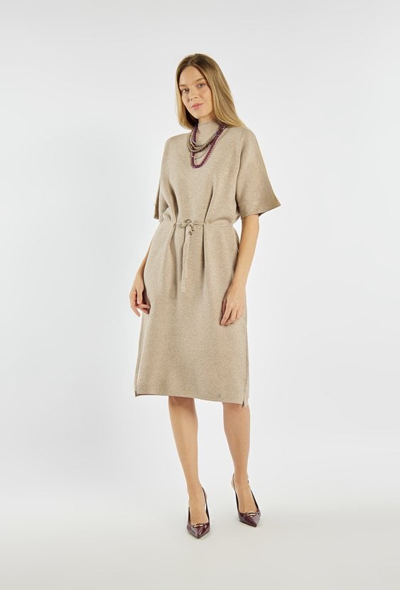 Dzianinowa sukienka z wiązaniem