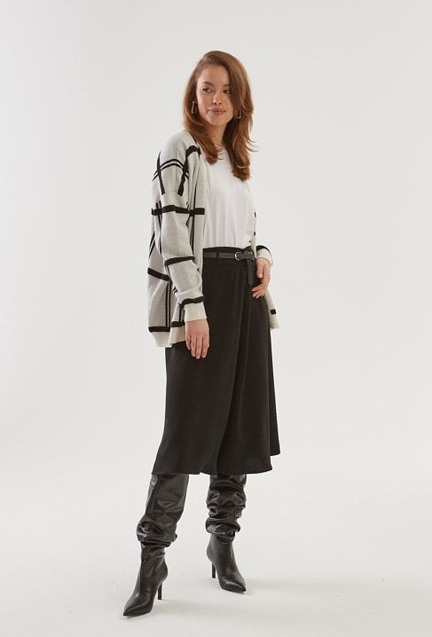 Czarna spódnica midi