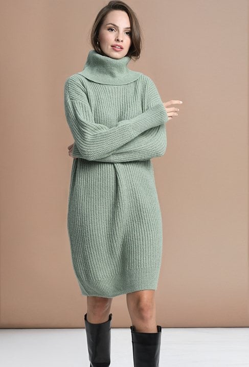 Miętowa swetrowa sukienka z golfem