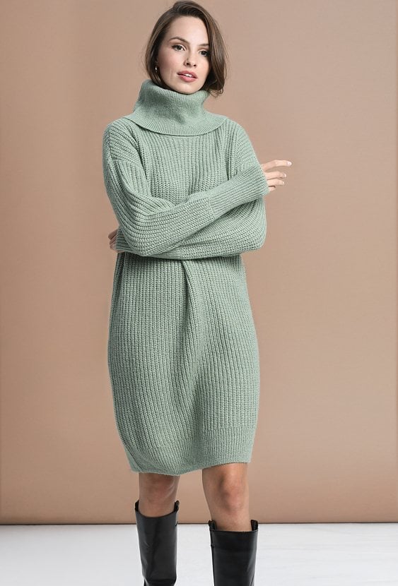 Miętowa swetrowa sukienka z golfem