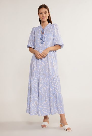 Wzorzysta sukienka o swobodnym kroju