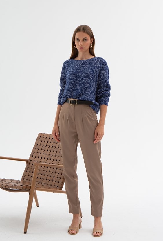 Niebieski sweter z biała włóczką