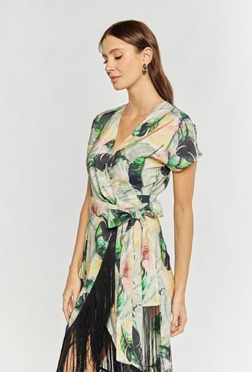 Wzorzysta sukienka z frędzlami