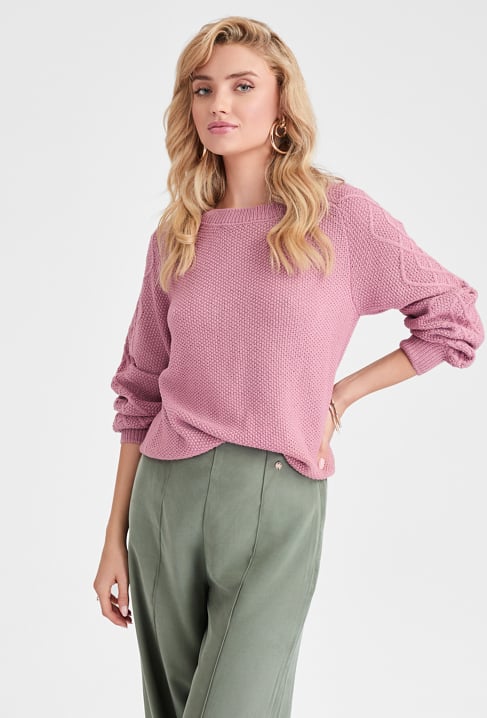 Różowy sweter z domieszką wełny