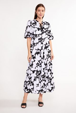 Wzorzysta sukienka o swobodnym kroju
