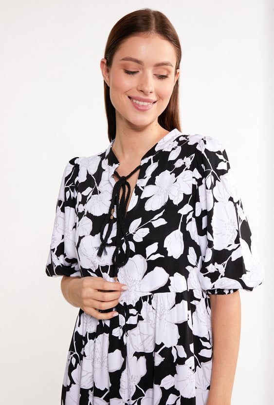 Wzorzysta sukienka o swobodnym kroju