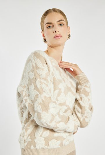 Sweter z kwiatowym motywem