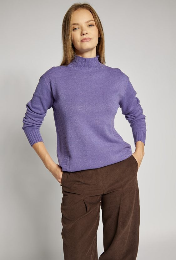 Sweter damski o klasycznym fasonie