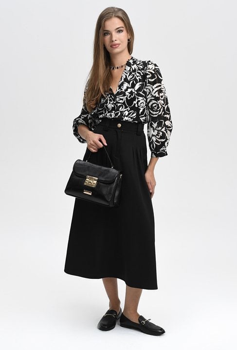 Rozkloszowana spódnica z wysokim stanem