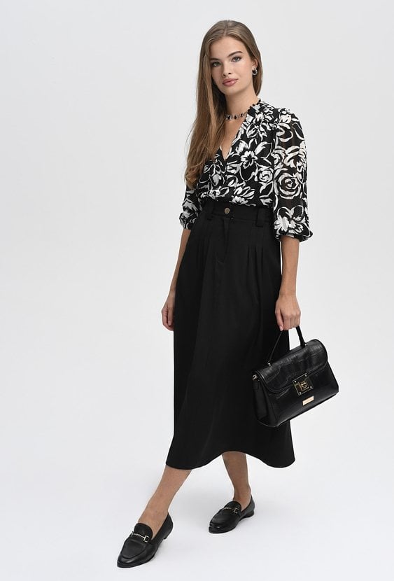 Rozkloszowana spódnica z wysokim stanem