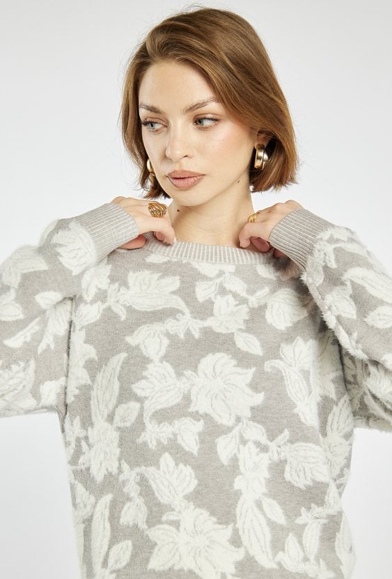 Sweter z kwiatowym motywem