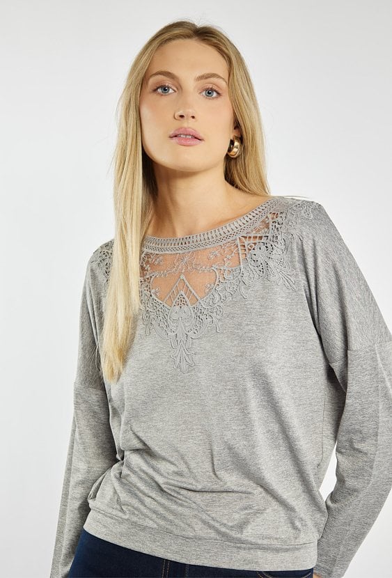 Bluzka z ozdobną koronką