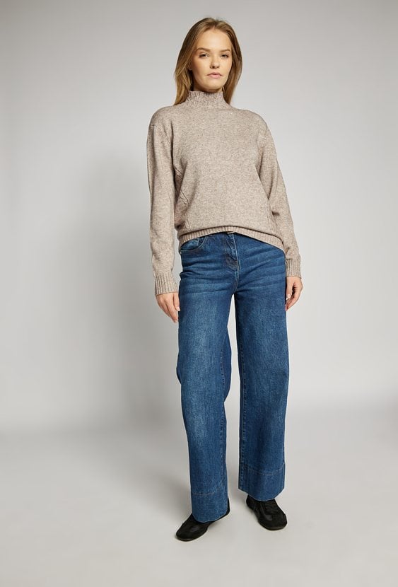 Sweter damski o klasycznym fasonie