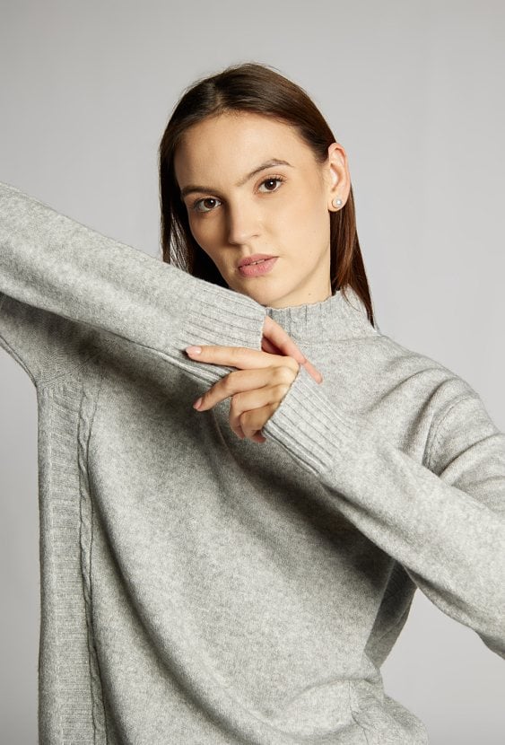 Sweter damski o klasycznym fasonie