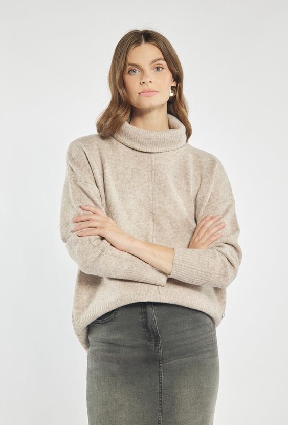 Sweter z szerszym golfem