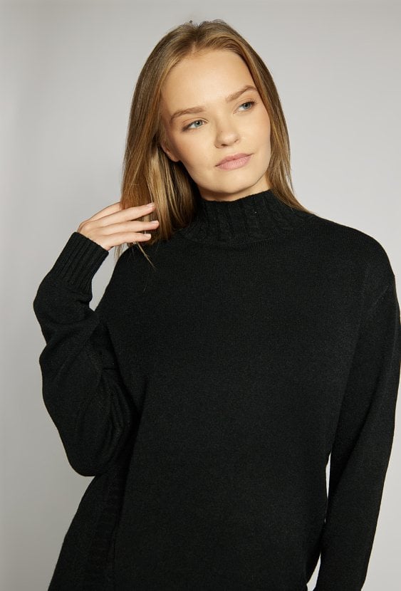 Sweter damski o klasycznym fasonie