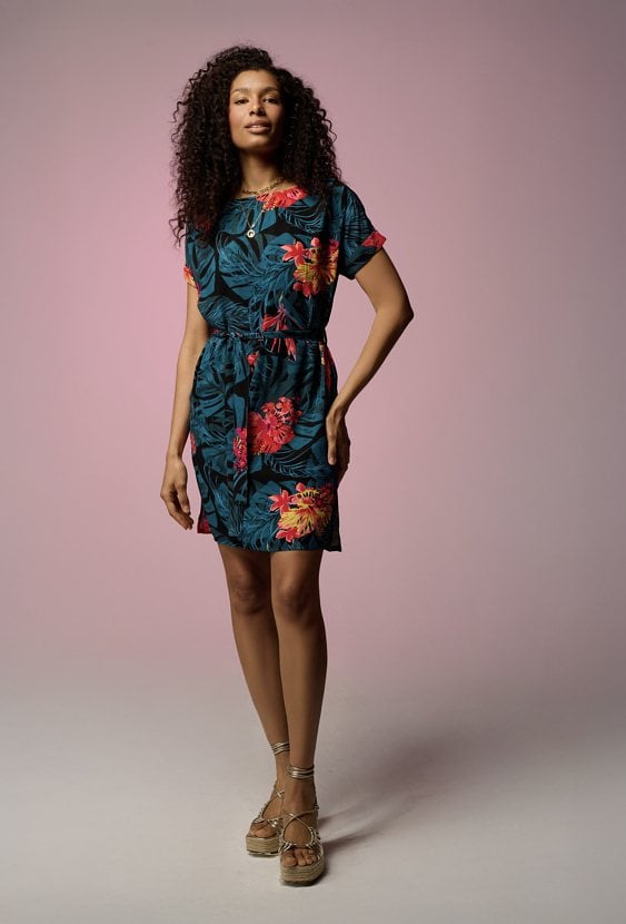 Krótka sukienka z wiskozy z paskiem