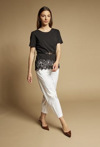 T-shirt z haftami