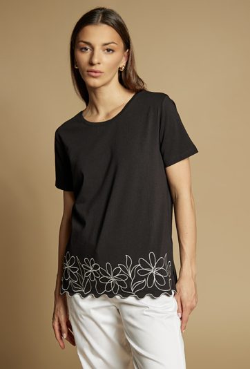 T-shirt z haftami