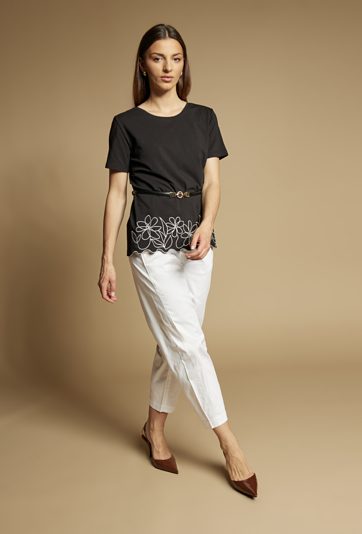 T-shirt z haftami